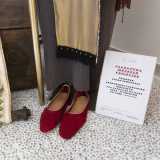 Fanno parte della mise anche l'immancabile bastone pastorale dorato, simbolo del vescovado e le scarpe in tinta con il resto del vestiario realizzate dall'artigiano barese Piero Schettini